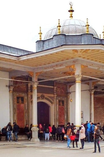 Crowds of people outside one of the Topkapı Palace buildings in Istanbul