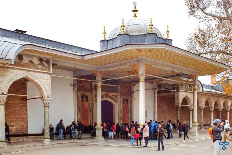 Crowds of people outside one of the Topkapı Palace buildings in Istanbul