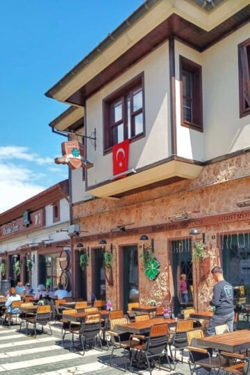 The outside of Dubh Linn Irish Pub, Kaleiçi. Outdoor chairs and tables line the cobbled street.