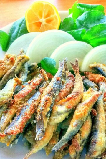 Fresh anchovies fried in corn flour and served with sliced onion, rocket and a lemon wedge