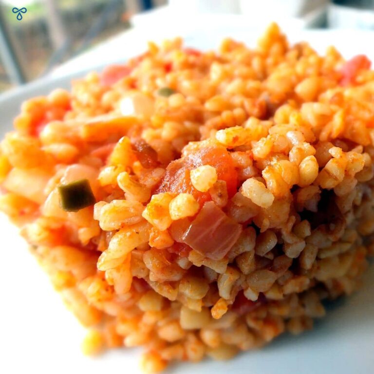 A serving of Turkish bulgur pilaf with tomatoes and onions