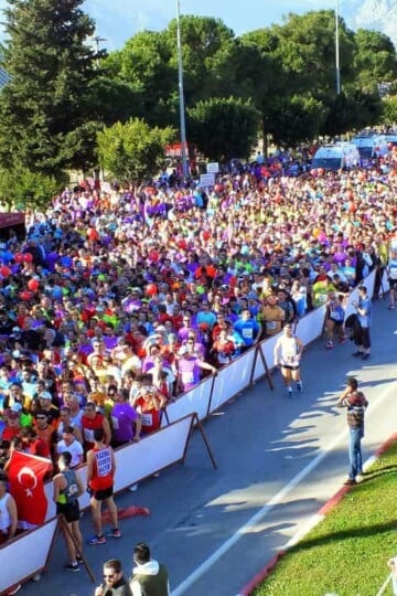 A view from above of thousands of runners at the start line of the Runtalya event.
