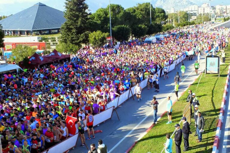 A view from above of thousands of runners at the start line of the Runtalya event.