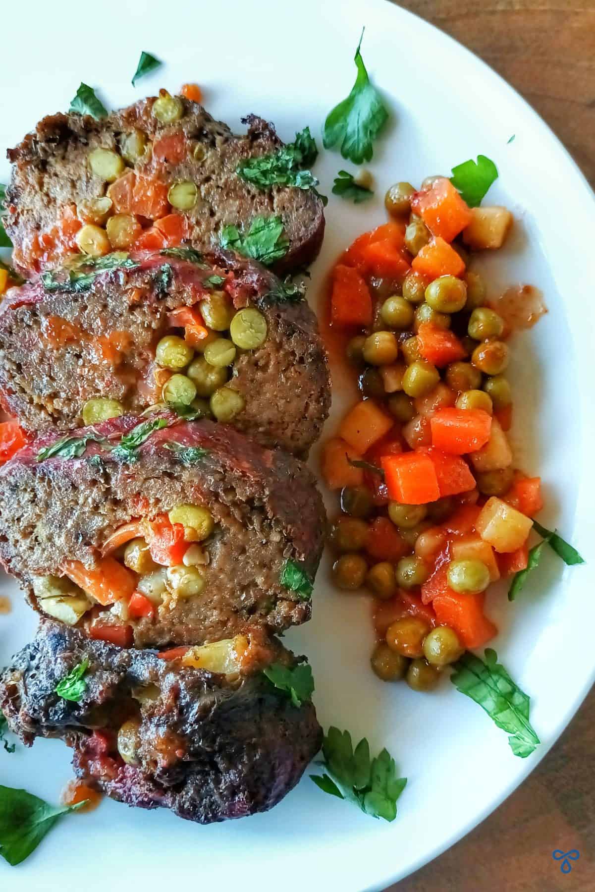 Four slices of Dalyan K&ouml;fte served with mixed vegetables.